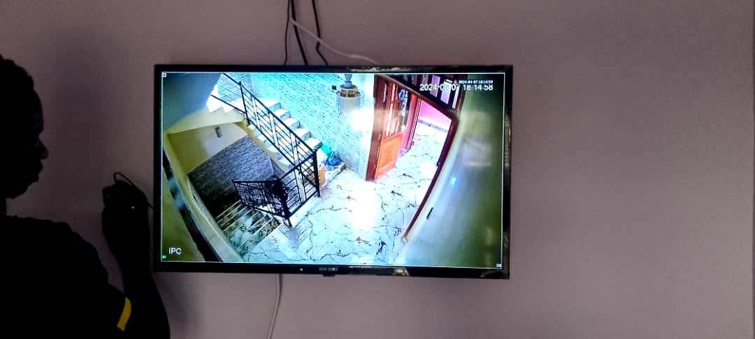 Installation de système de vidéosurveillance dans une maison dans la région de Fatick