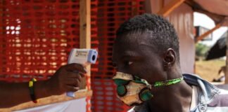 La surveillance communautaire s’appuie sur la proximité, la connaissance du terrain, la coopération entre citoyens, institutions locales et acteurs associatifs.