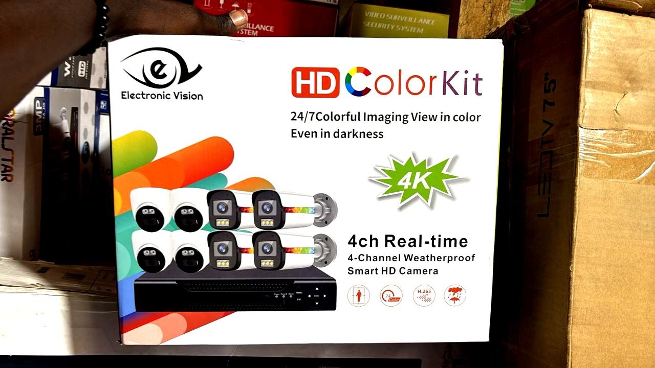 Protégez efficacement votre maison, votre commerce ou votre bureau avec ce kit de vidéosurveillance 4K Electronic Vision comprenant 8 caméras HD couleur et un enregistreur numérique 4 canaux.